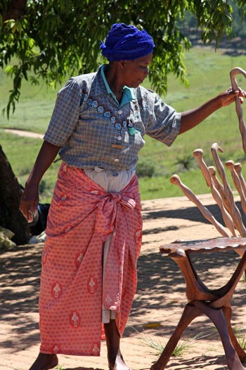 Femme en costume local