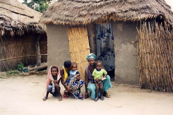 Femmes et enfants du village.