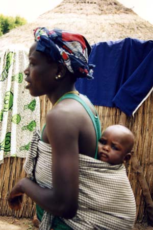 Les mamans sénégalaises portent toutes, leur bébé ainsi.