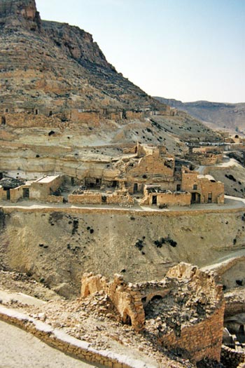 Chenini, village perché en haut d'une montagne.