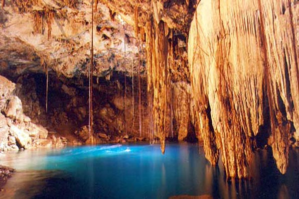 Cenote de Dzitnup.