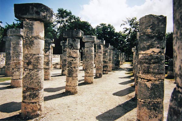 Temple des guerriers à Chichen Itza. Temple des guerriers à Chichen Itza.