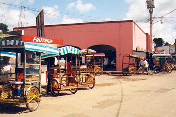 Mexique, tricycles et taxis. Mexique, tricycles et taxis.