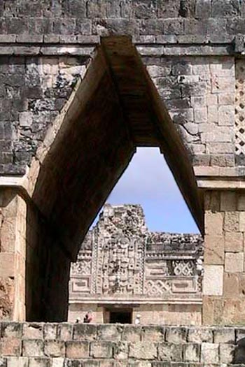 Passage vers le jeu de pelote, à Uxmal