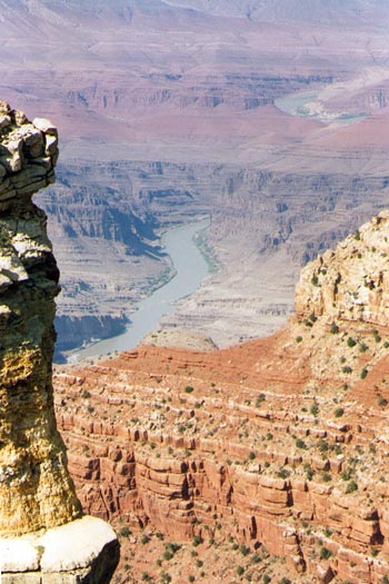 Au fond du grand canyon, le Colorado reflète les couleurs de la roche avoisinante.