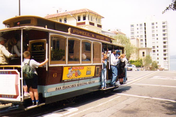 Le "cable car" sillonne tout San Francisco.