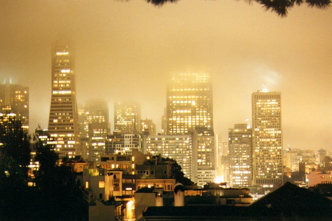 Sur San Francisco, la nuit tombe, lumineuse...