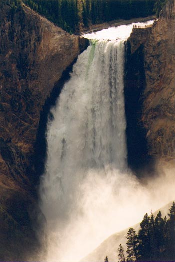 Chute d'eau vertigineuse dans le Grand Canyon du Yellowstone.