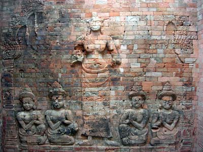 Bas-relief dans la brique. Bas-relief dans la brique.