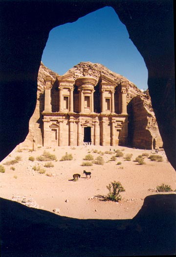 Le Deir, tout en haut de Petra. Le Deir, tout en haut de Petra.