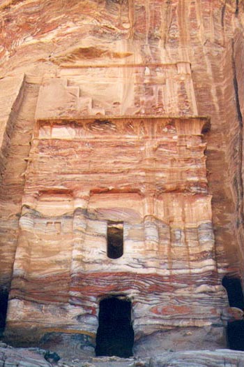 Tombeau de la soie, appelée tombe de l'arc-en-ciel pour ses couleurs magnifiques. Tombeau de la soie, appelée tombe de l'arc-en-ciel pour ses couleurs magnifiques.