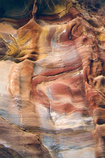Les couleurs de la roche illuminent Petra. Roche ou tableau de peinture ?