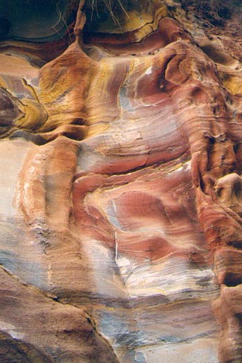 Les couleurs de la roche illuminent Petra. Roche ou tableau de peinture ? Les couleurs de la roche illuminent Petra. Roche ou tableau de peinture ?
