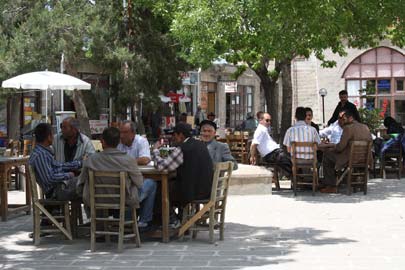 Restaurant qur la place ombragée