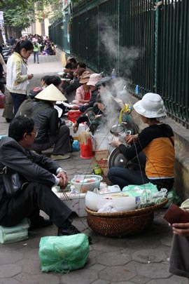 Repas sur le trottoir.