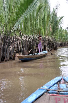 En sampan sur la rivière.