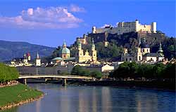 Survolez la photo pour voir Salzsburg de nuit.