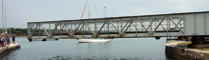Le pont pivote. Le pont pivote.