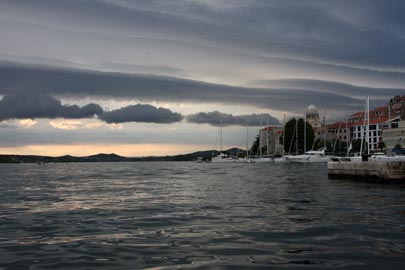 De gros nuages sur Sibenik.