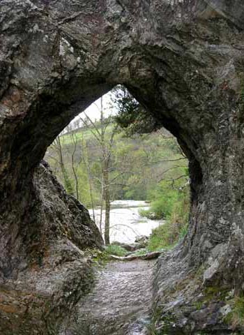 La légende dit que Roland de Roncevaux a ouvert cette brèche dans le roc.