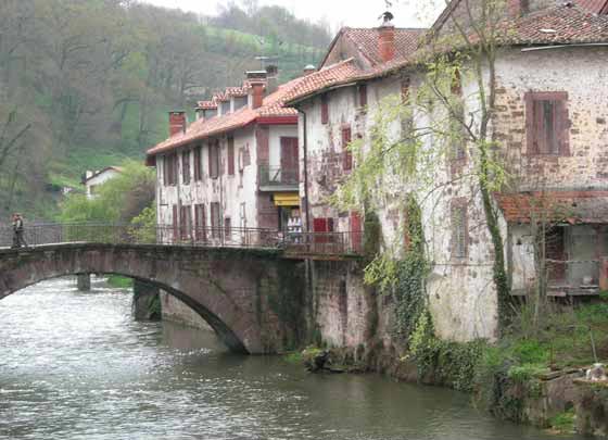 En traversant le pont sur la Nive.