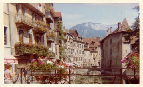 Le canal du Thiou et la vieille ville à Annecy.