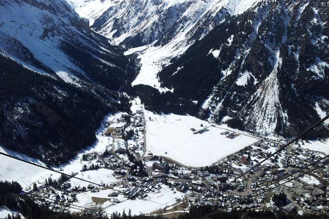 Pralognan vu depuis le t&eacute;l&eacute;ph&eacute;rique