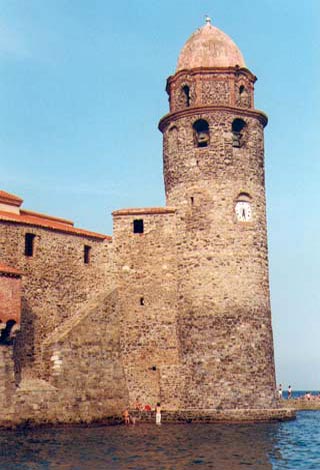 Une tour sentinelle à l'entrée du port de Collioure.