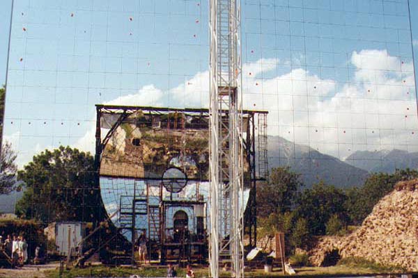 On utilise la chaleur du soleil pour faire fonctionner le four de Mont Louis (Pyrénées).