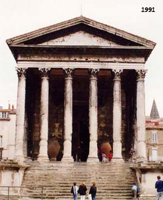 Maison carrée. Maison carrée.