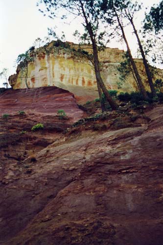 Roussillon, des roches couleur de feu, dans le Luberon. Roussillon, des roches couleur de feu, dans le Luberon.