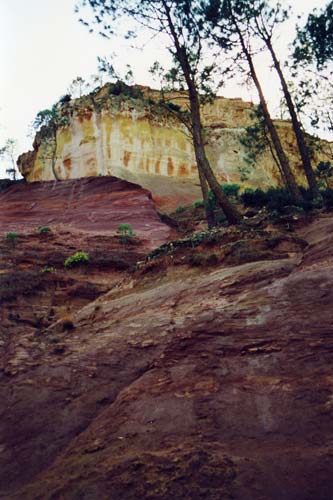 Roussillon, des roches couleur de feu, dans le Luberon.