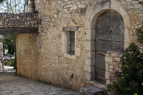 Poutre et porte ancienne.