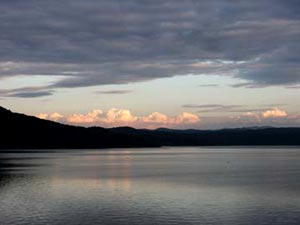 Le lac au barrage de Solina.