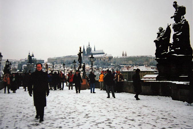 Il neige... sur le pont Charles.