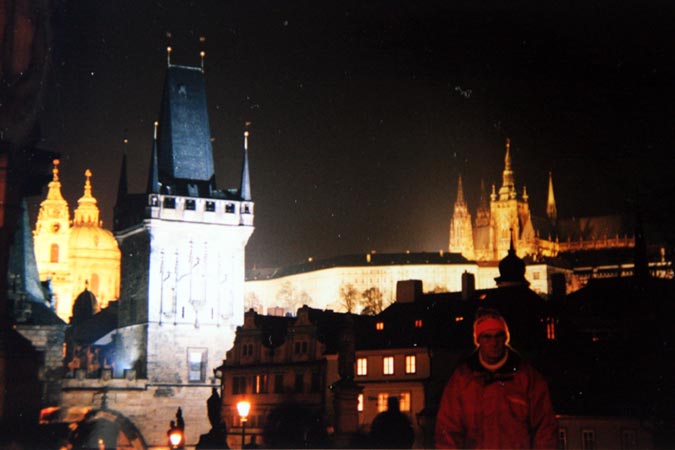 Vue  nocturne depuis le pont Charles.