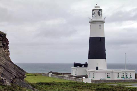 le phare d'Aurigny, un caillou dans la Manche.