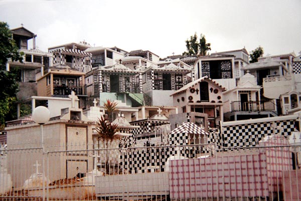 Cimetière typique des Antilles.