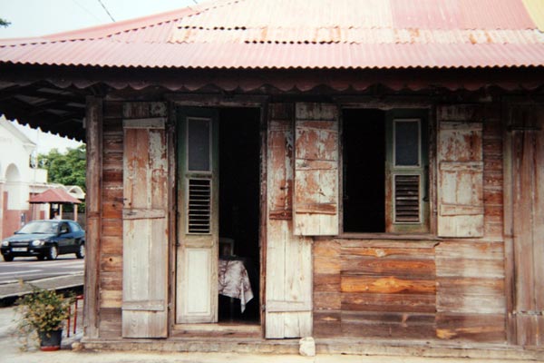 Maison antillaise typique, bois et toit en tôle ondulée.