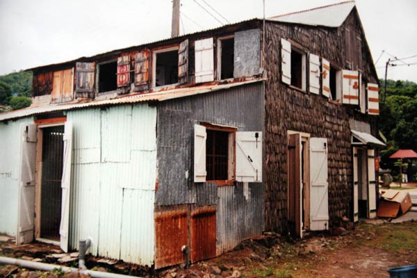 Maison antillaise typique, bois et toit en tôle ondulée.