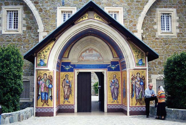 Entrée du monastère de Kykkos. Entrée du monastère de Kykkos.