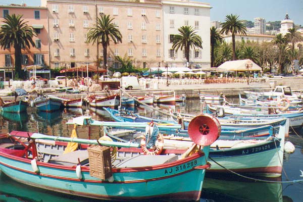 Ajaccio, charmant port face aux îles sanguinaires.