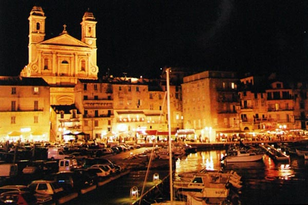 Il fait bon se promener le soir à Bastia.