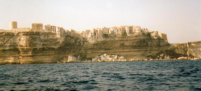 Bonifacio, du haut de ses remparts, contemple la mer. Bonifacio, du haut de ses remparts, contemple la mer.