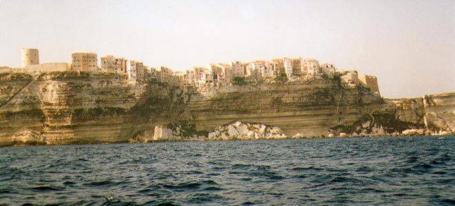 Bonifacio, du haut de ses remparts, contemple la mer.