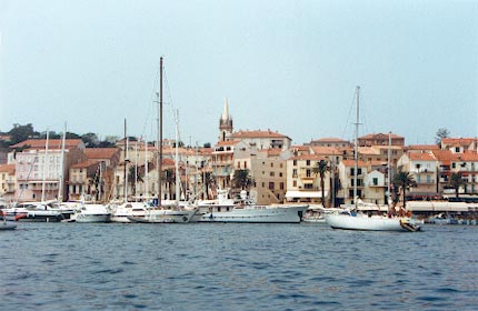 Le port de Calvi est très fréquenté en été.