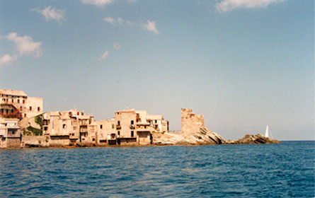 Erbalunga, un minuscule port et un village pieds dans l'eau.