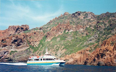 Bateau de promenade dans la réserve naturelle de la Scandola. Bateau de promenade dans la réserve naturelle de la Scandola.