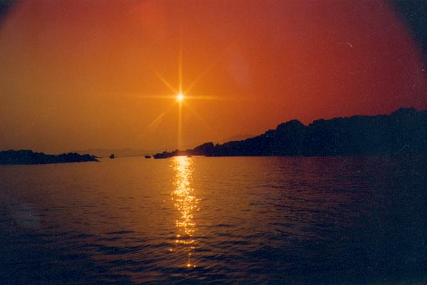 Quand le soir tombe sur la Corse, la mer et le ciel s'enflamment...