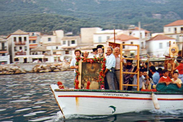 Le pope sort en mer pour célébrer la mort de Marie.